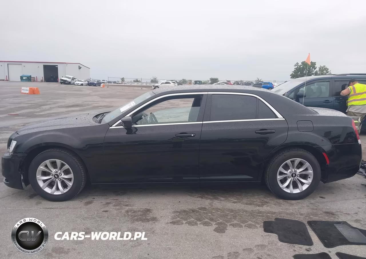 2018 Chrysler 300 Touring VIN:2C3CCAAG5JH320583 - 14
