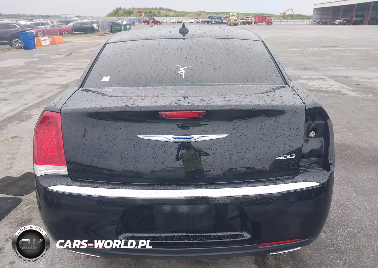 2018 Chrysler 300 Touring VIN:2C3CCAAG5JH320583 - 16