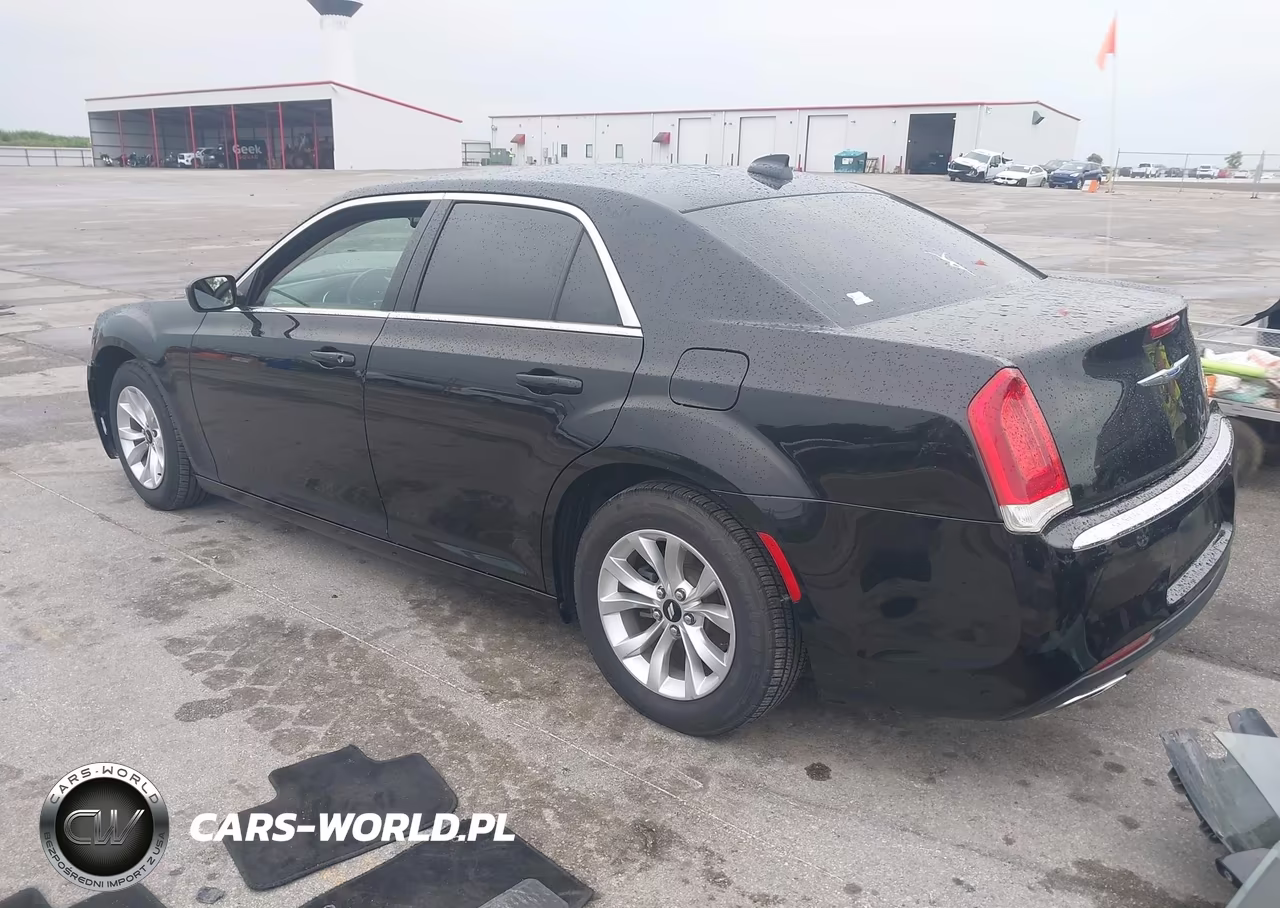 2018 Chrysler 300 Touring VIN:2C3CCAAG5JH320583 - 3