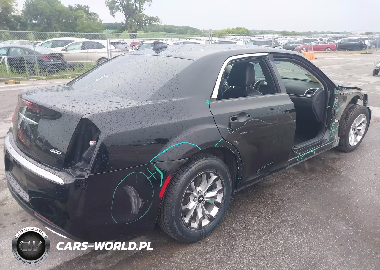 2018 Chrysler 300 Touring VIN:2C3CCAAG5JH320583 - 4
