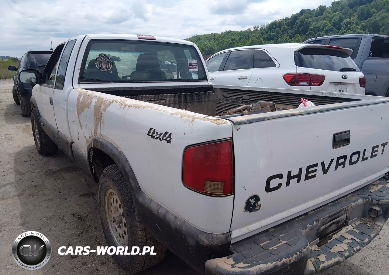 2002 Chevrolet S-10 VIN:1GCDT19W328256319 - 3