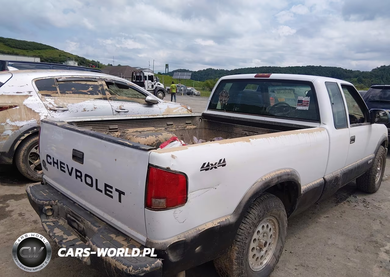 2002 Chevrolet S-10 VIN:1GCDT19W328256319 - 4