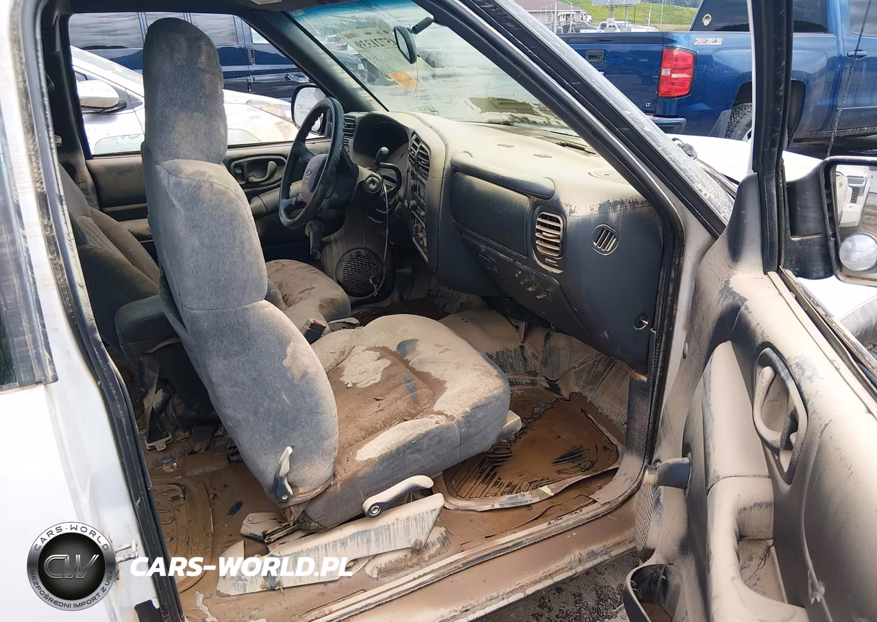 2002 Chevrolet S-10 VIN:1GCDT19W328256319 - 5