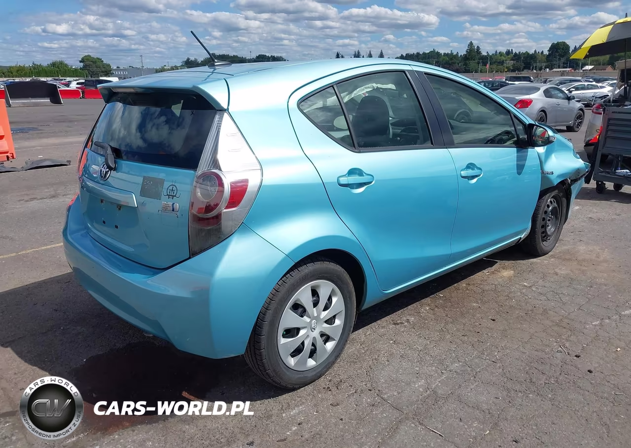 2014 Toyota Prius C Three VIN:JTDKDTB37E1064463 - 4