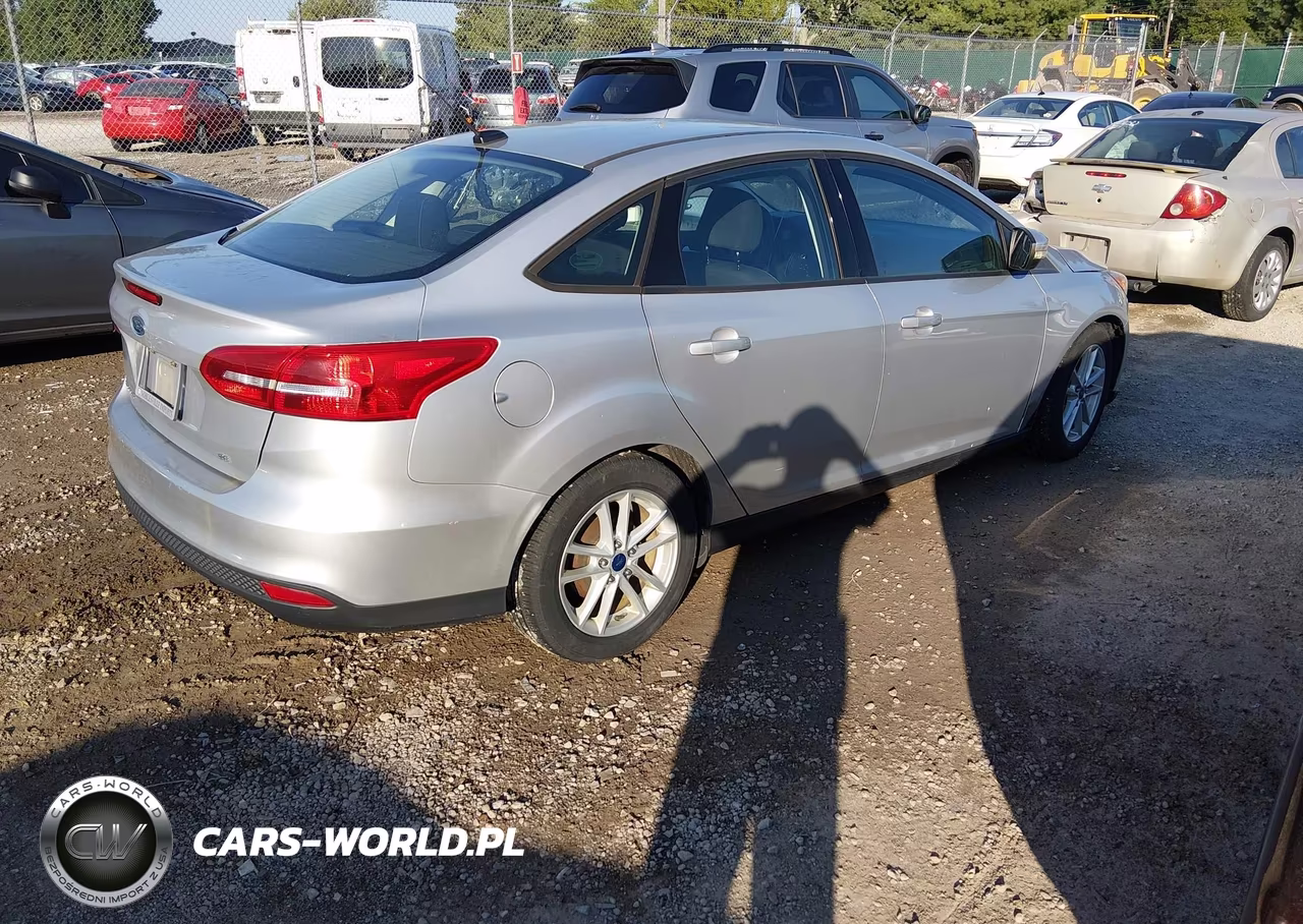 2017 Ford Focus Se VIN:1FADP3F27HL264291 - 4