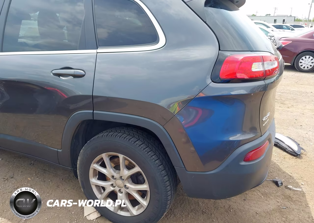 2017 Jeep Cherokee Latitude 4X4 VIN:1C4PJMCB1HW608750 - 3