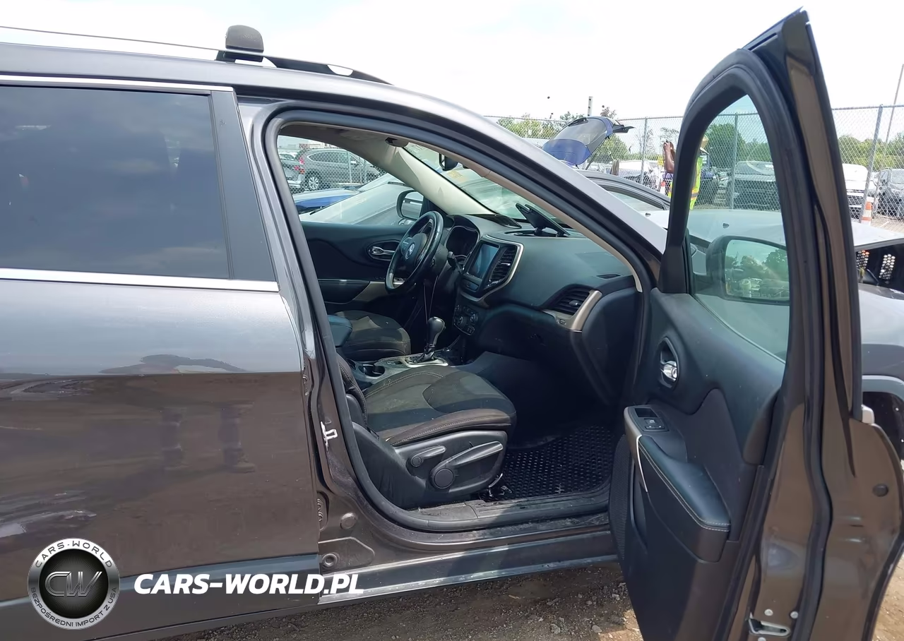 2017 Jeep Cherokee Latitude 4X4 VIN:1C4PJMCB1HW608750 - 5