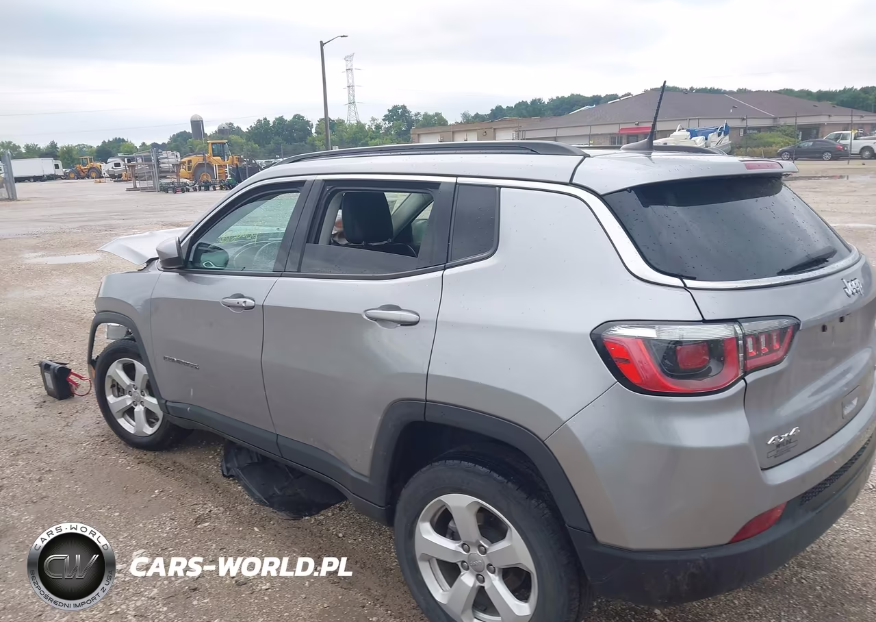 2019 Jeep Compass Latitude 4X4 VIN:3C4NJDBBXKT742257 - 3