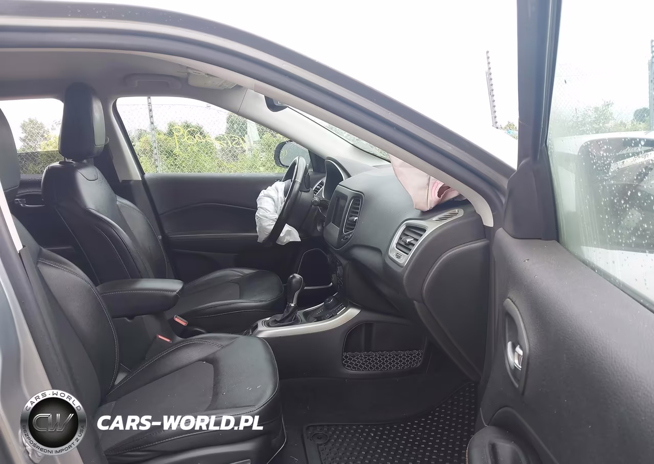 2019 Jeep Compass Latitude 4X4 VIN:3C4NJDBBXKT742257 - 5