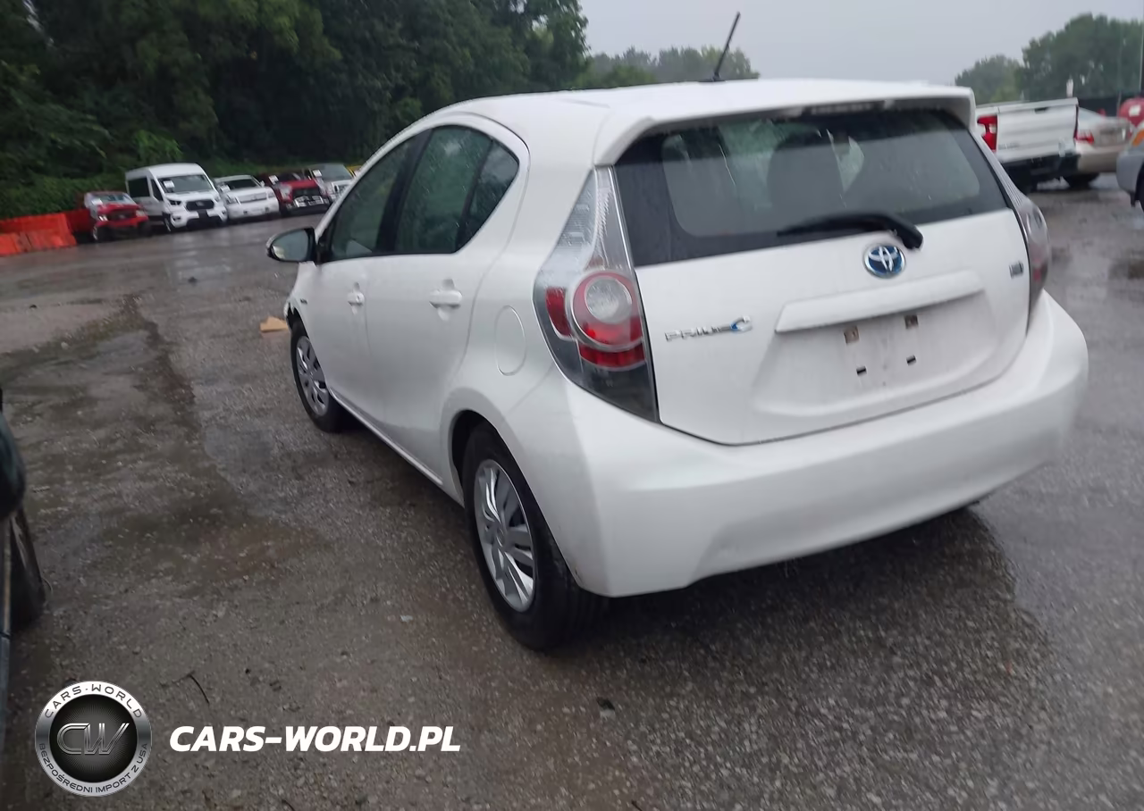 2014 Toyota Prius C Two VIN:JTDKDTB3XE1570157 - 3