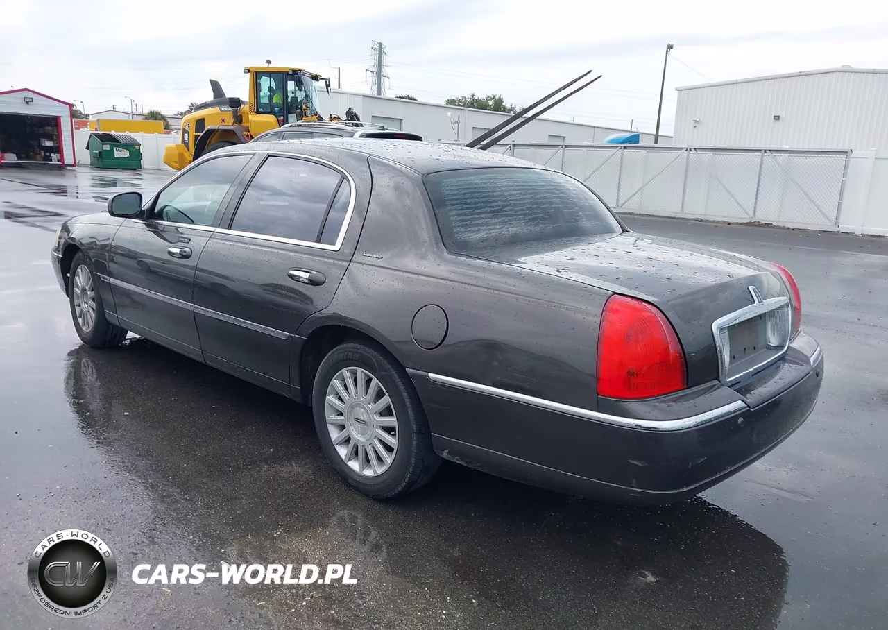 2005 Lincoln Town Car Signature VIN:1LNHM81W05Y608615 - 3