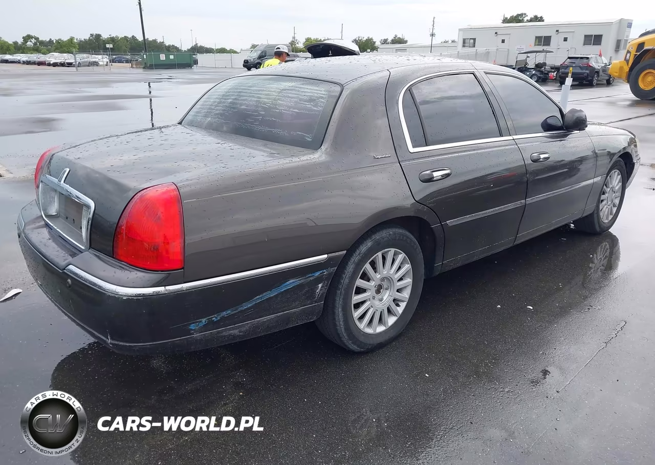 2005 Lincoln Town Car Signature VIN:1LNHM81W05Y608615 - 4