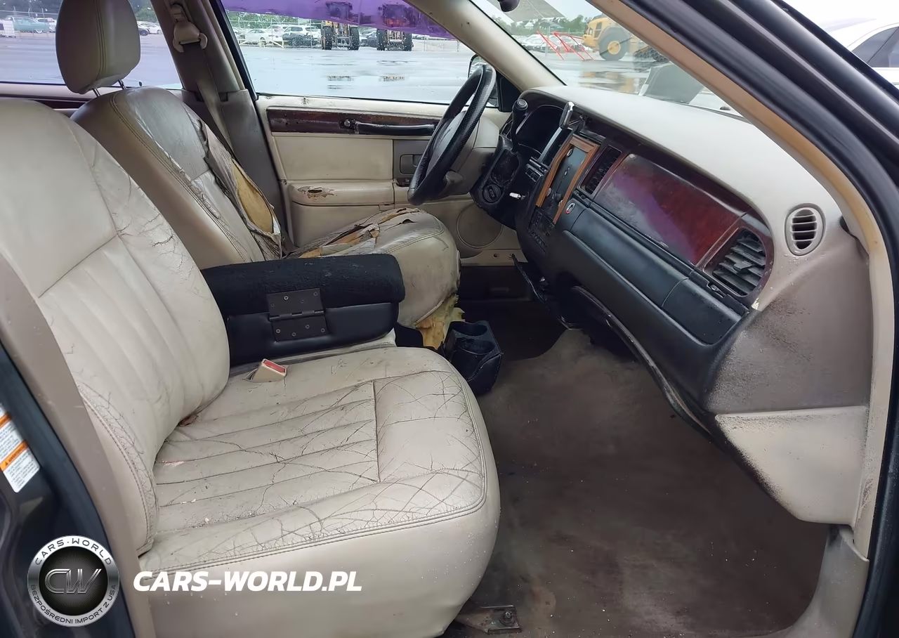 2005 Lincoln Town Car Signature VIN:1LNHM81W05Y608615 - 5