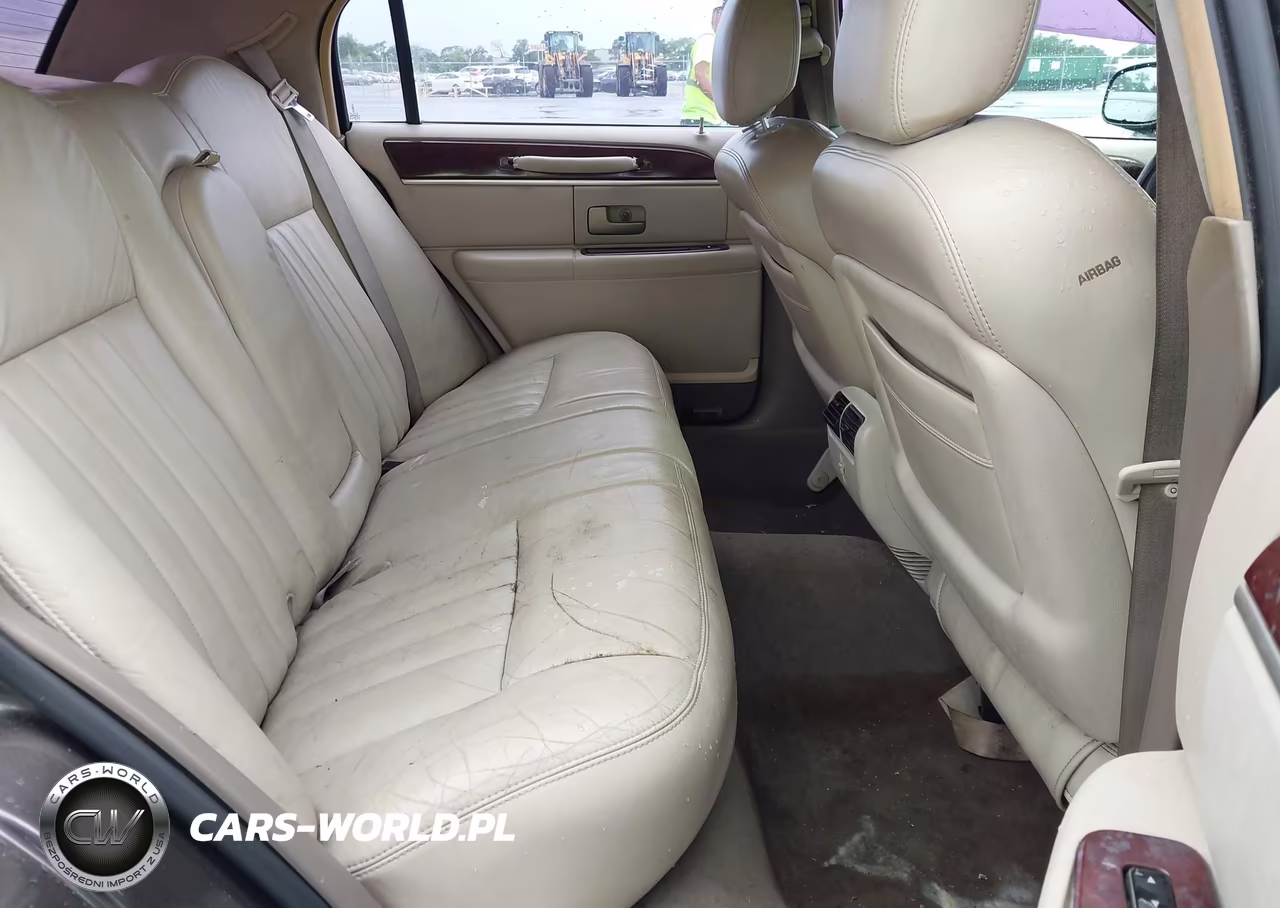 2005 Lincoln Town Car Signature VIN:1LNHM81W05Y608615 - 8