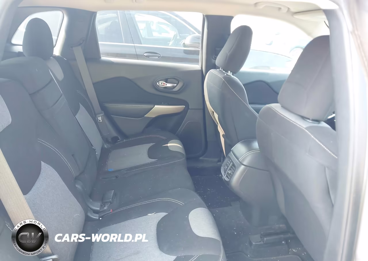 2018 Jeep Cherokee Latitude 4X4 VIN:1C4PJMCXXJD507610 - 8