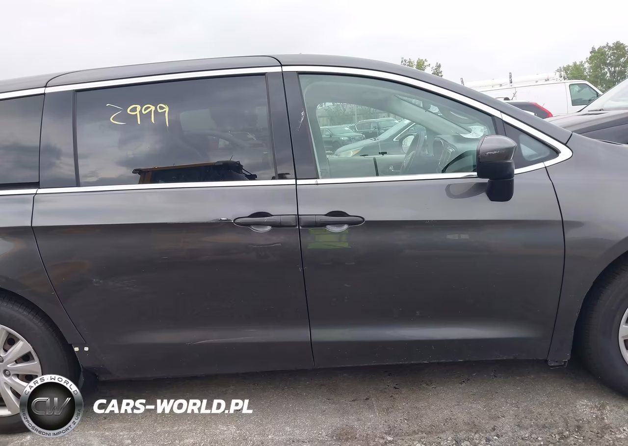2018 Chrysler Pacifica L VIN:2C4RC1AGXJR355877 - 13
