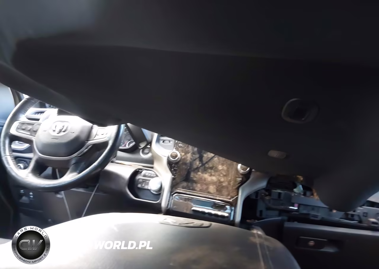 2019 Ram 1500 Laramie VIN:1C6SRFJTXKN925540 - 5