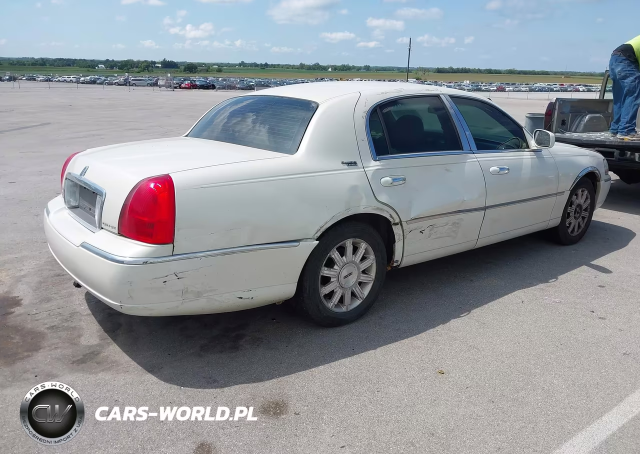 2006 Lincoln Town Car Signature Limited VIN:1LNHM82W06Y634342 - 4