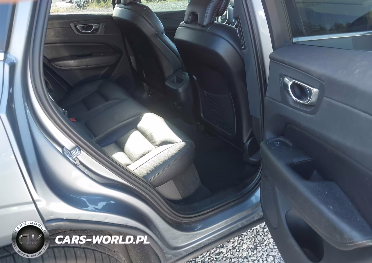 2019 Volvo Xc60 T5 Momentum VIN:LYV102RK9KB219243 - 19