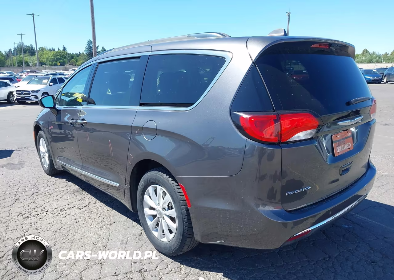2017 Chrysler Pacifica Touring-L VIN:2C4RC1BG5HR539682 - 3