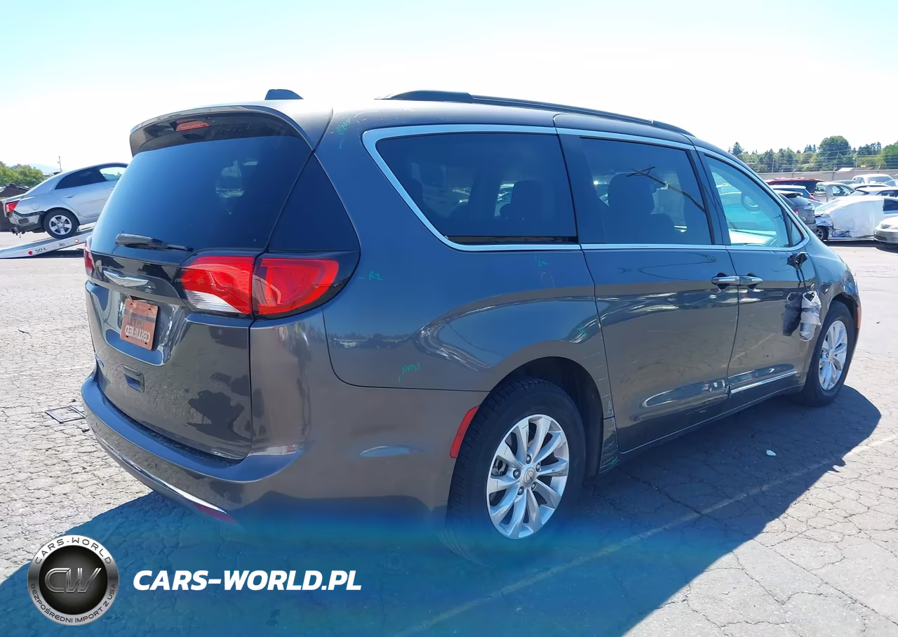 2017 Chrysler Pacifica Touring-L VIN:2C4RC1BG5HR539682 - 4