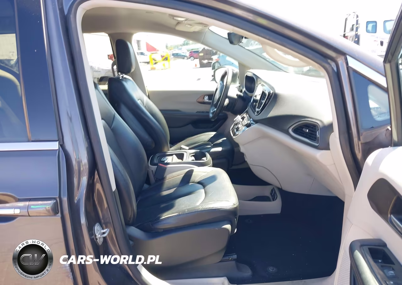 2017 Chrysler Pacifica Touring-L VIN:2C4RC1BG5HR539682 - 5