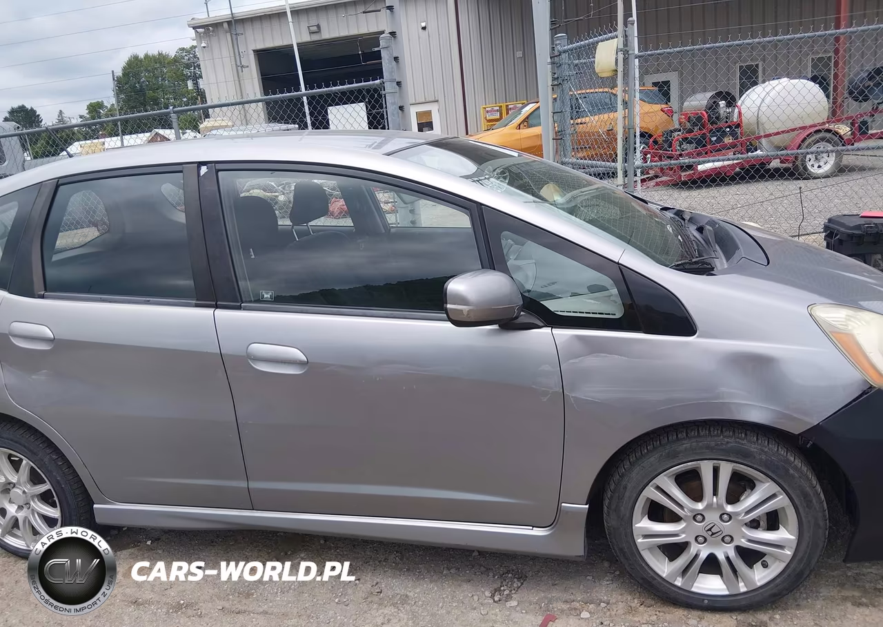 2010 Honda Fit Sport VIN:JHMGE8H42AC018911 - 13