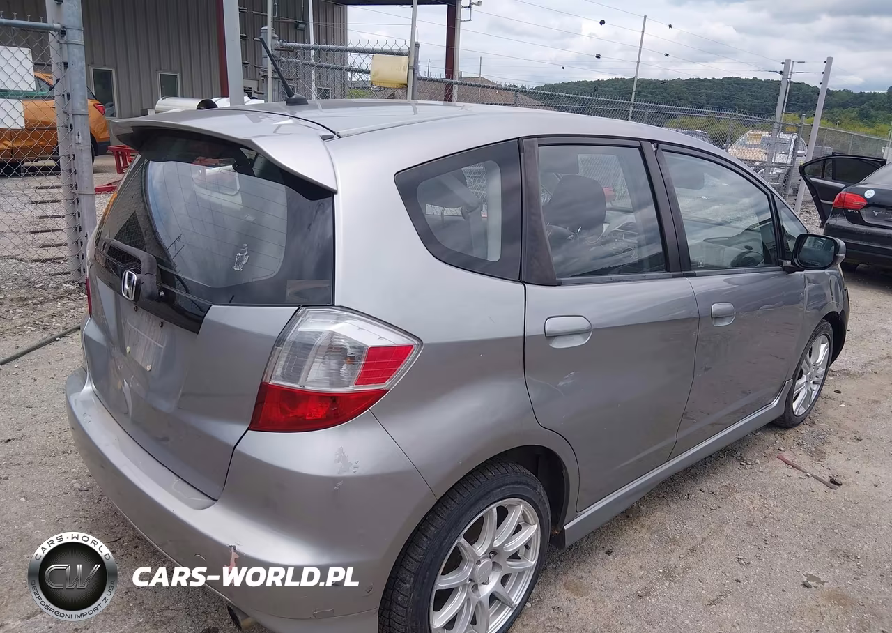 2010 Honda Fit Sport VIN:JHMGE8H42AC018911 - 4