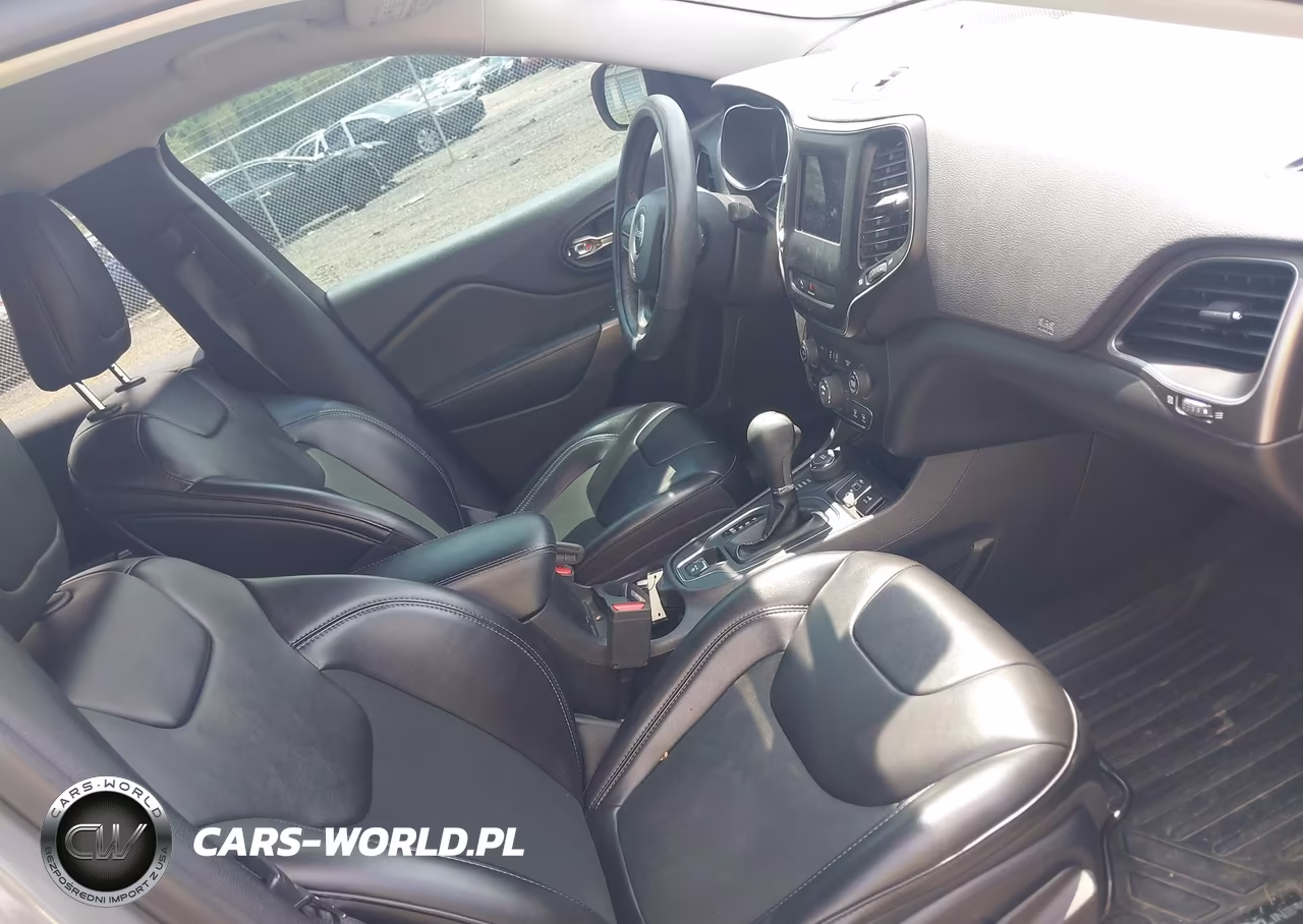 2019 Jeep Cherokee Latitude Plus 4X4 VIN:1C4PJMLB1KD424704 - 5