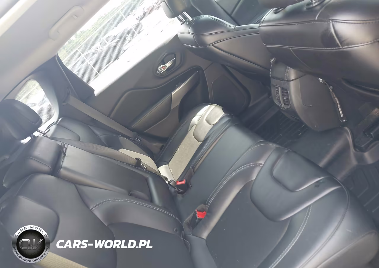 2019 Jeep Cherokee Latitude Plus 4X4 VIN:1C4PJMLB1KD424704 - 8