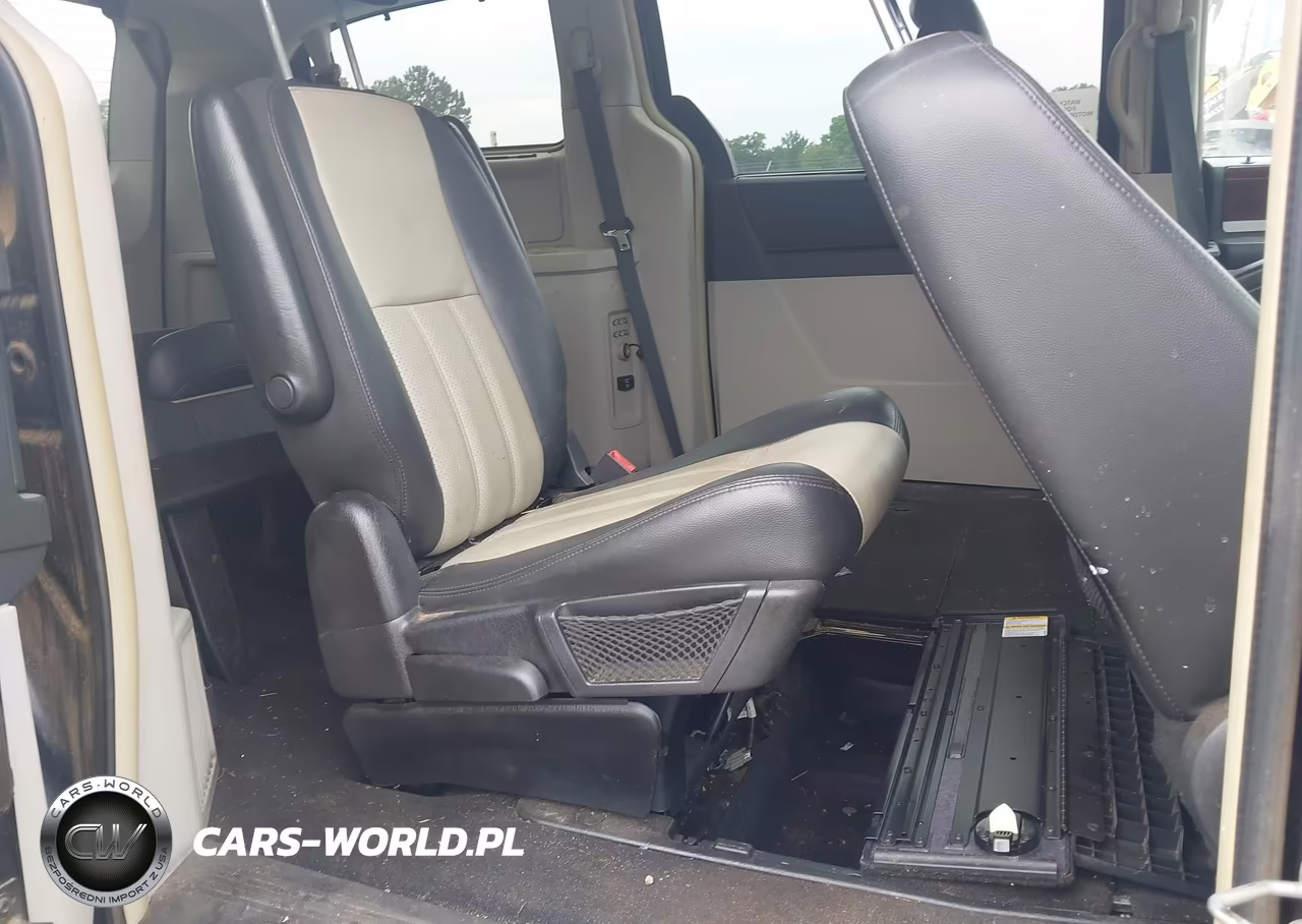 2010 Chrysler Town & Country Touring Plus VIN:2A4RR8D19AR398857 - 8