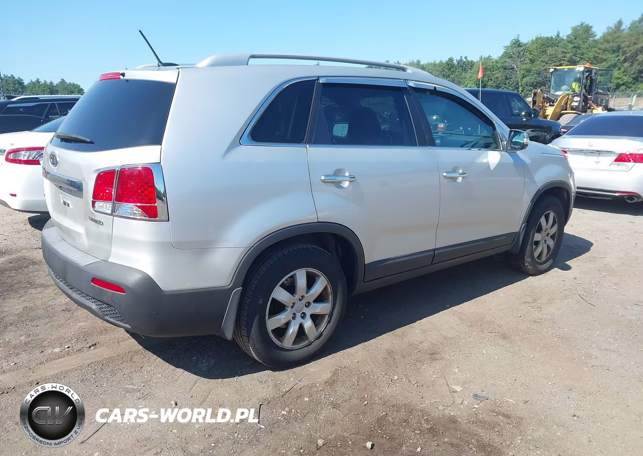 2013 Kia Sorento Lx V6 VIN:5XYKT4A21DG322833 - 4