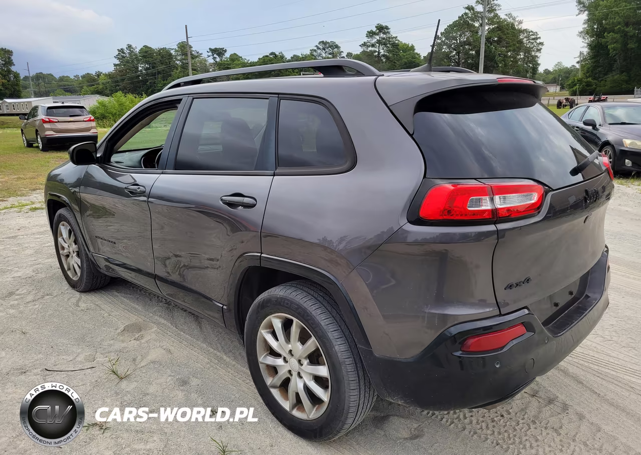 2018 Jeep Cherokee Latitude Tech Connect 4X4 VIN:1C4PJMCX3JD586893 - 3