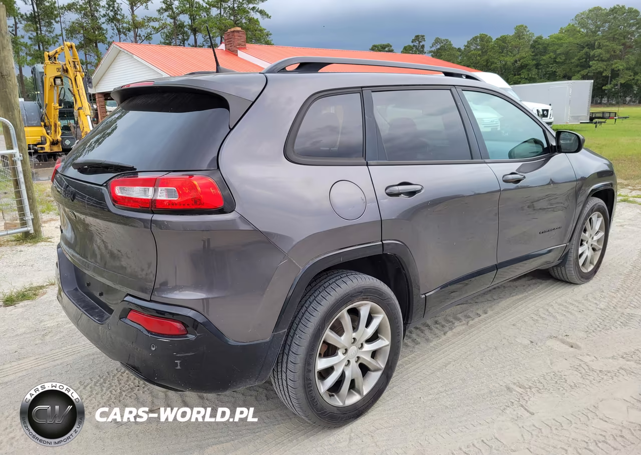 2018 Jeep Cherokee Latitude Tech Connect 4X4 VIN:1C4PJMCX3JD586893 - 4