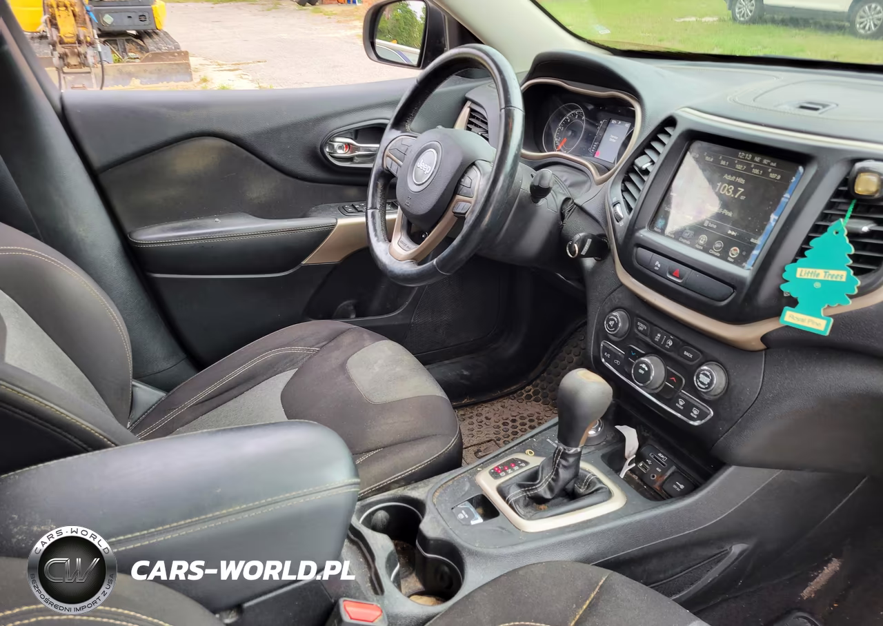 2018 Jeep Cherokee Latitude Tech Connect 4X4 VIN:1C4PJMCX3JD586893 - 5