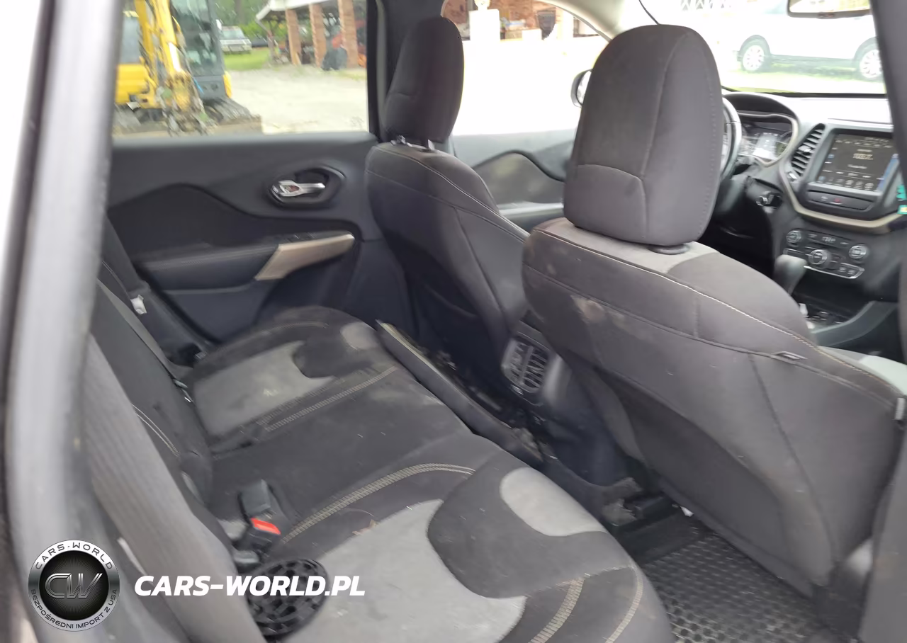2018 Jeep Cherokee Latitude Tech Connect 4X4 VIN:1C4PJMCX3JD586893 - 8