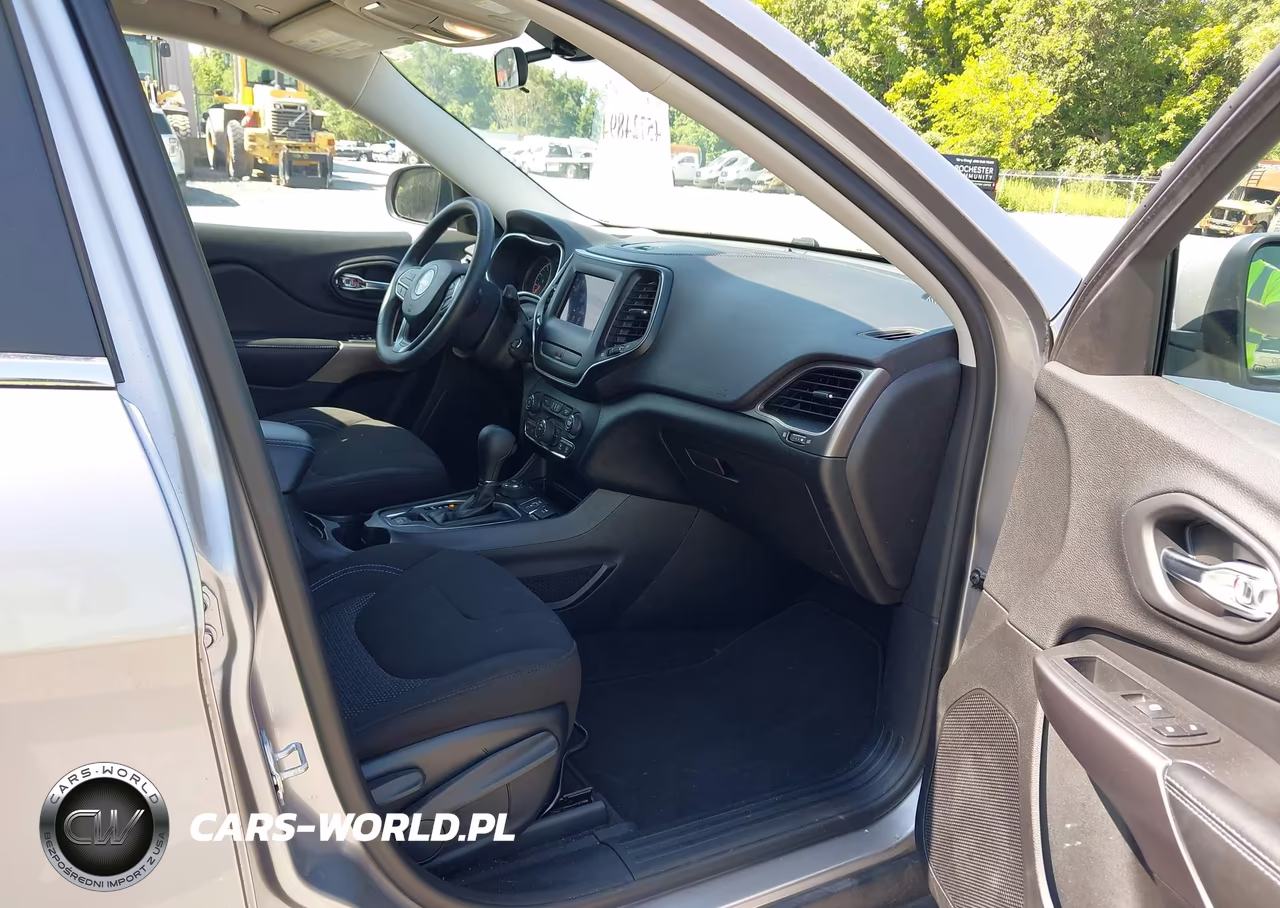 2019 Jeep Cherokee Latitude 4X4 VIN:1C4PJMCB3KD459938 - 5