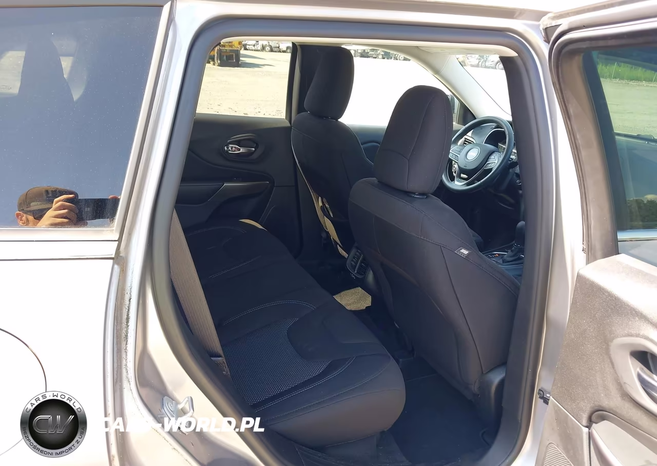 2019 Jeep Cherokee Latitude 4X4 VIN:1C4PJMCB3KD459938 - 8