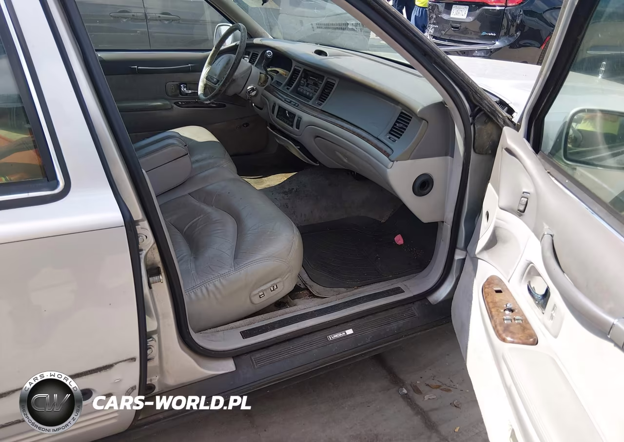 1995 Lincoln Town Car Signature-Spinnaker VIN:1LNLM82W6SY761696 - 5
