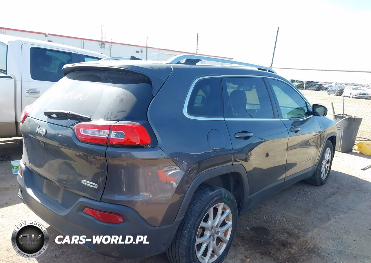 2015 Jeep Cherokee Latitude VIN:1C4PJLCB8FW573020 - 4