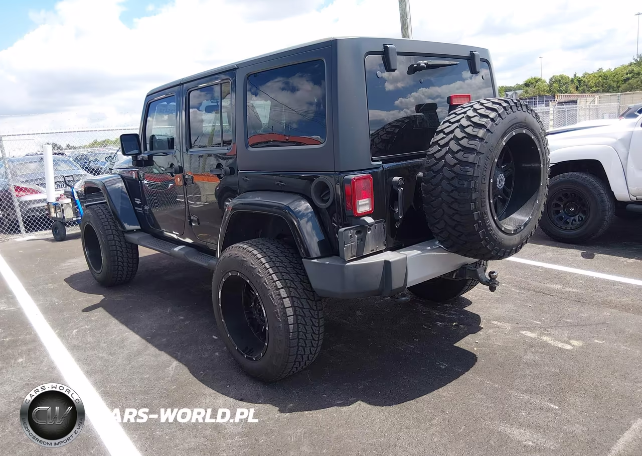 2013 Jeep Wrangler Unlimited Sahara VIN:1C4BJWEG6DL697077 - 3