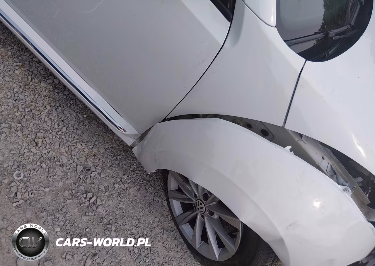 2018 Volkswagen Beetle 2.0T Coast-2.0T S VIN:3VWFD7AT9JM714866 - 18