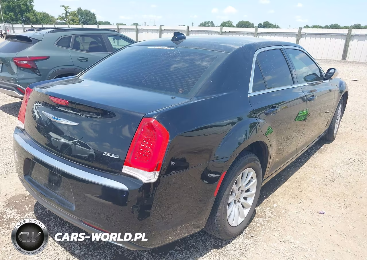 2019 Chrysler 300 Touring VIN:2C3CCAAG4KH501093 - 4