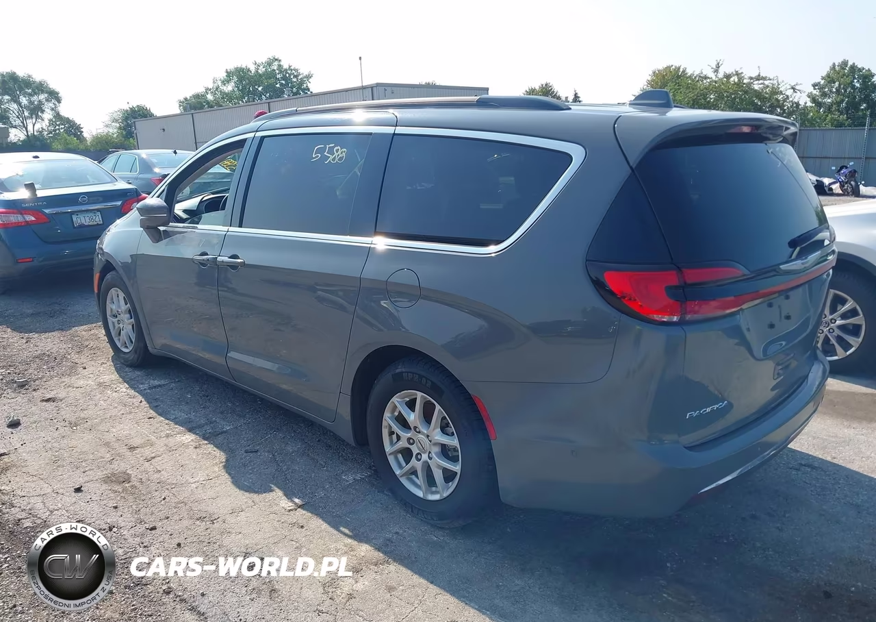 2022 Chrysler Pacifica Touring L VIN:2C4RC1BG9NR123579 - 3