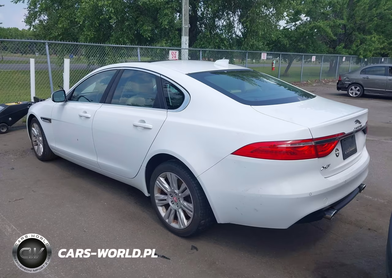 2016 Jaguar Xf 35T Premium VIN:SAJBJ4BV3GCY17558 - 3