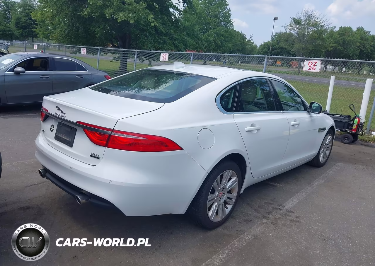 2016 Jaguar Xf 35T Premium VIN:SAJBJ4BV3GCY17558 - 4