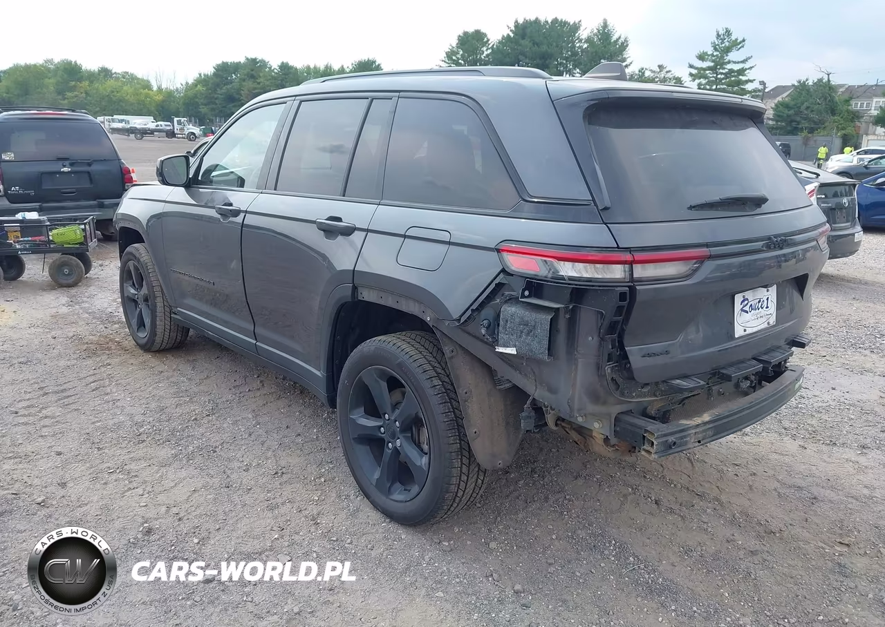 2023 Jeep Grand Cherokee Altitude 4X4 VIN:1C4RJHAG5P8104624 - 3