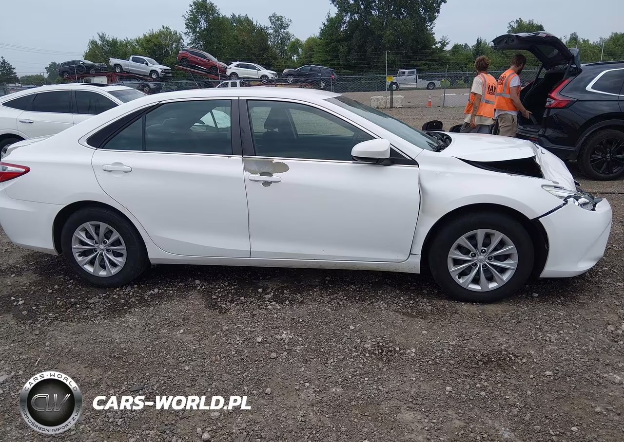 2015 Toyota Camry Le VIN:4T4BF1FKXFR473235 - 13