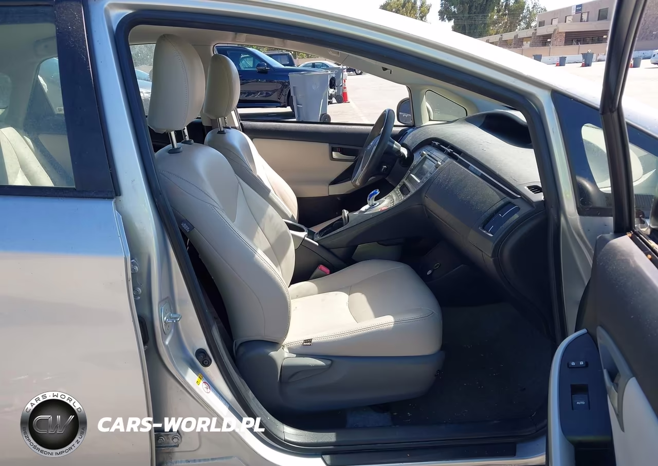 2013 Toyota Prius Two VIN:JTDKN3DU4D0343697 - 5