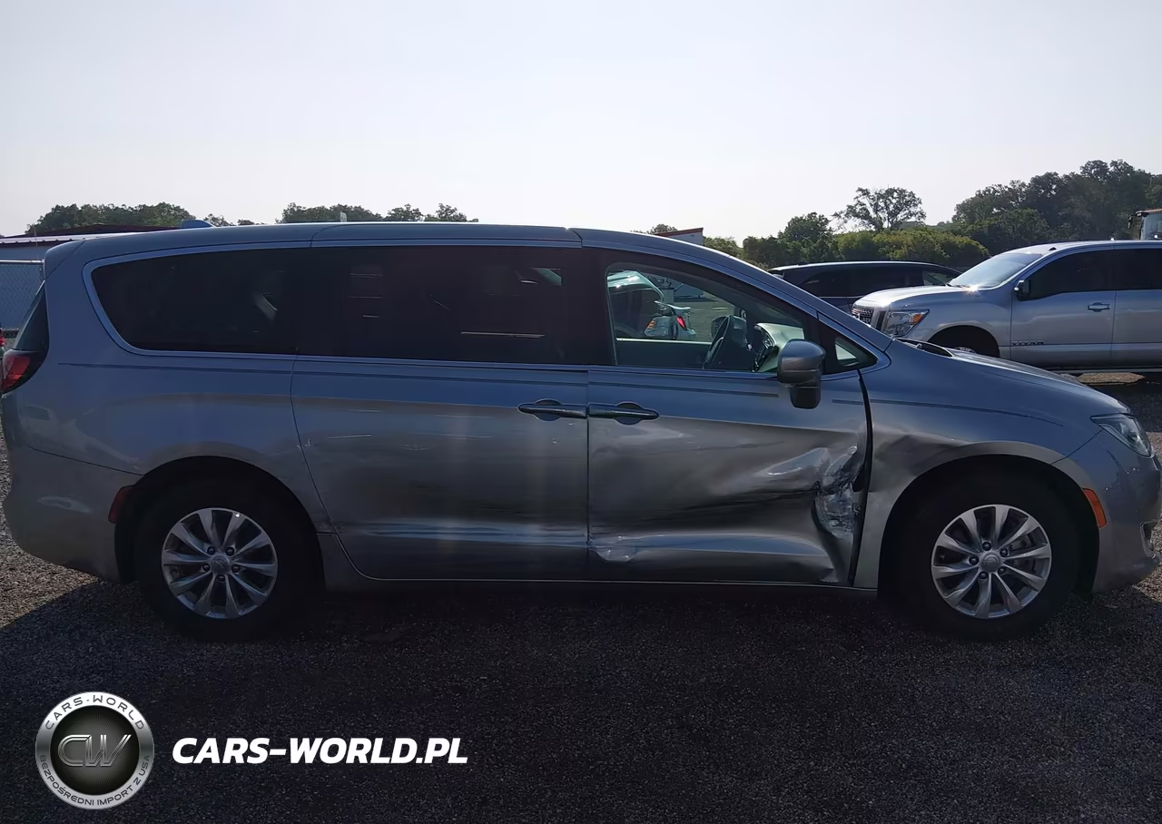 2018 Chrysler Pacifica Touring Plus VIN:2C4RC1FG1JR163420 - 13